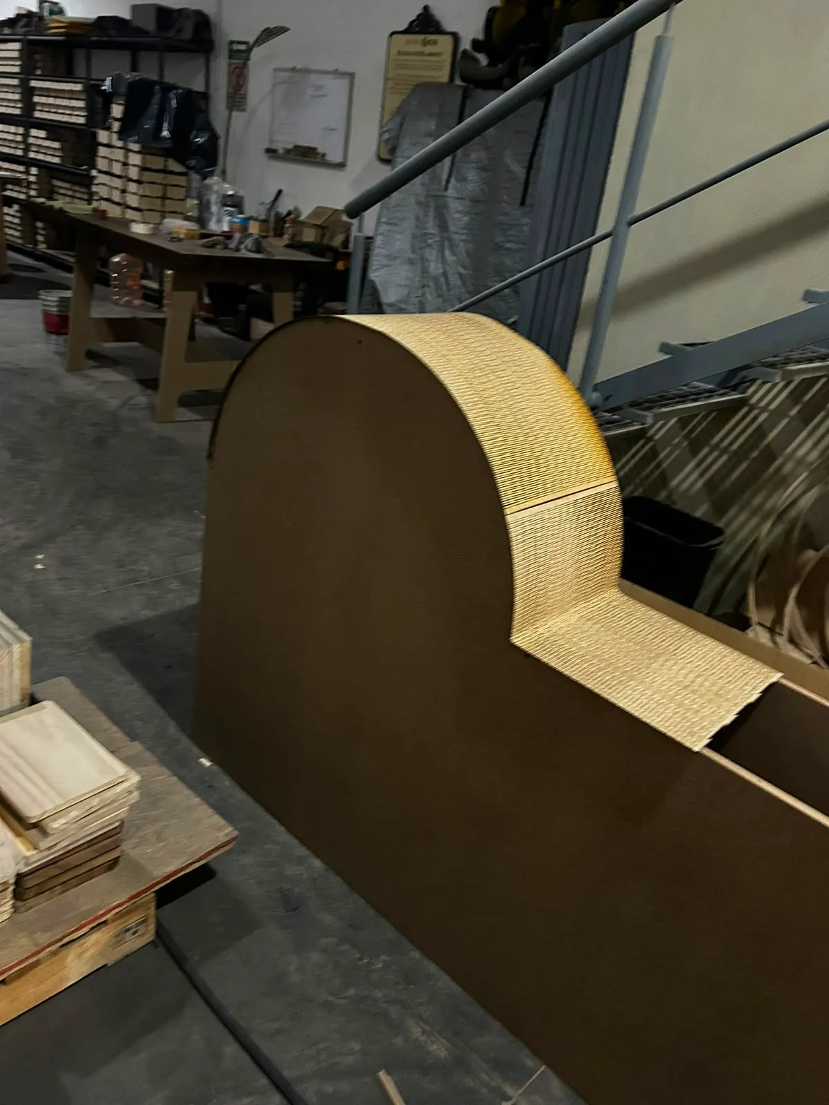 Detalle de la curva de un mueble de MDF resuelto con curvado kerf