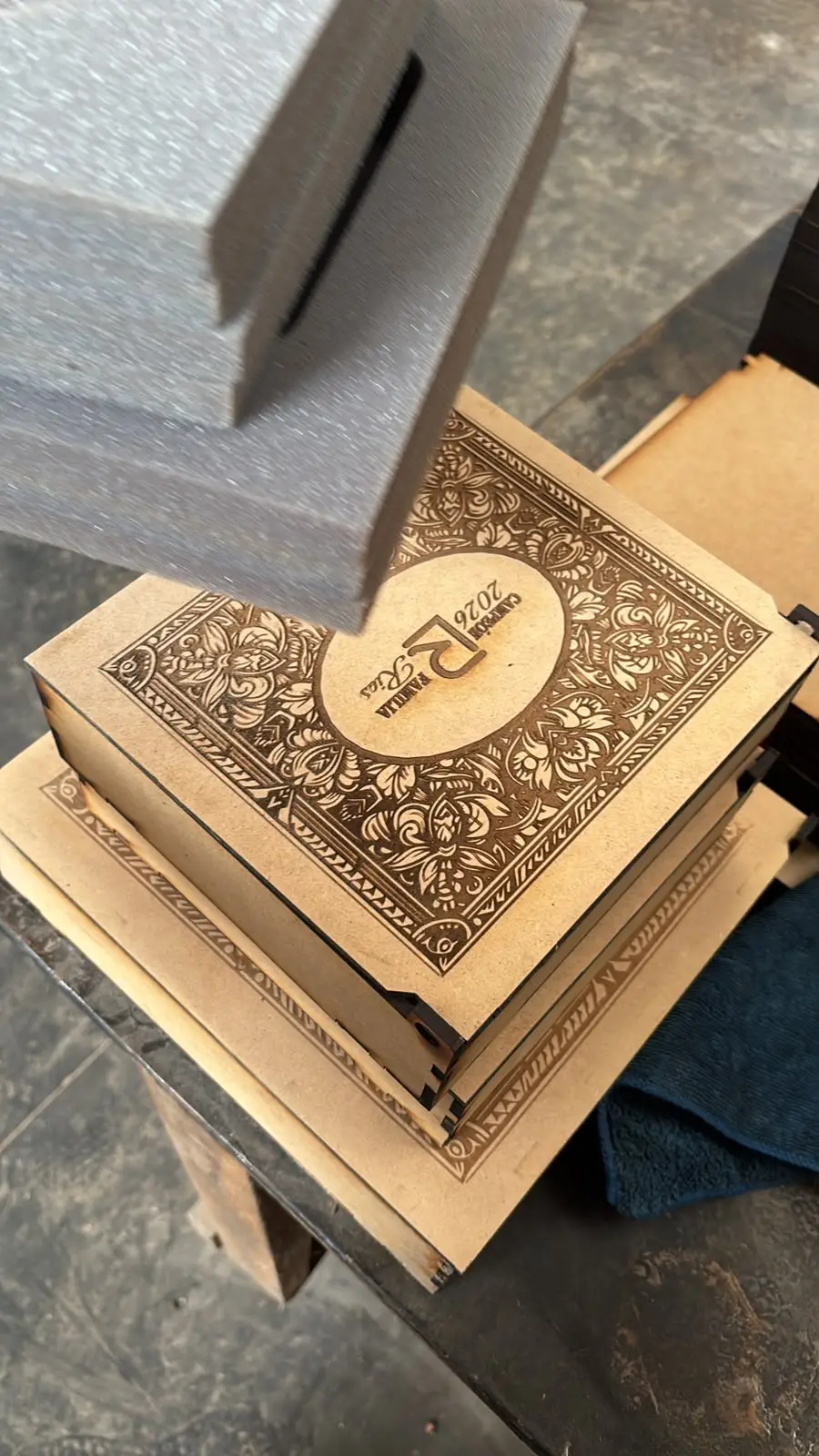 Caja de MDF con grabado láser ornamental y espuma protectora encima